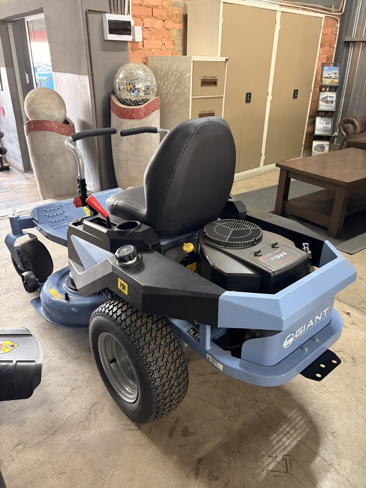 Giant Zero Turn Mower, three-quarter view (frame 4)