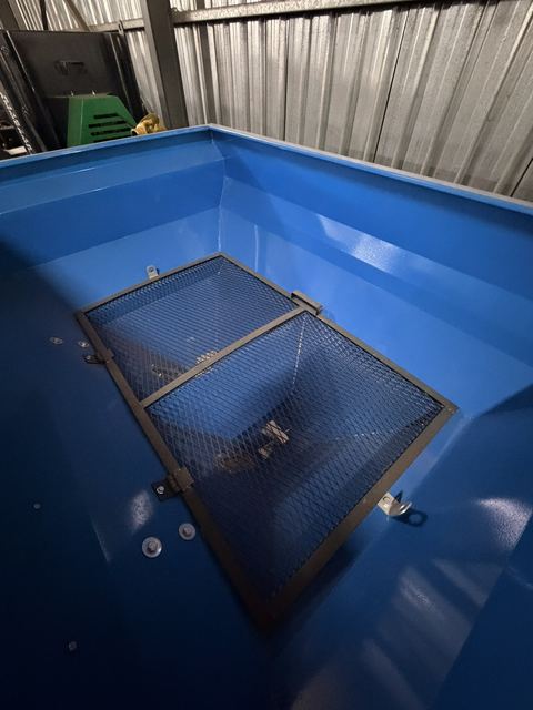Fertiliser Spreaders, close view (frame 5)