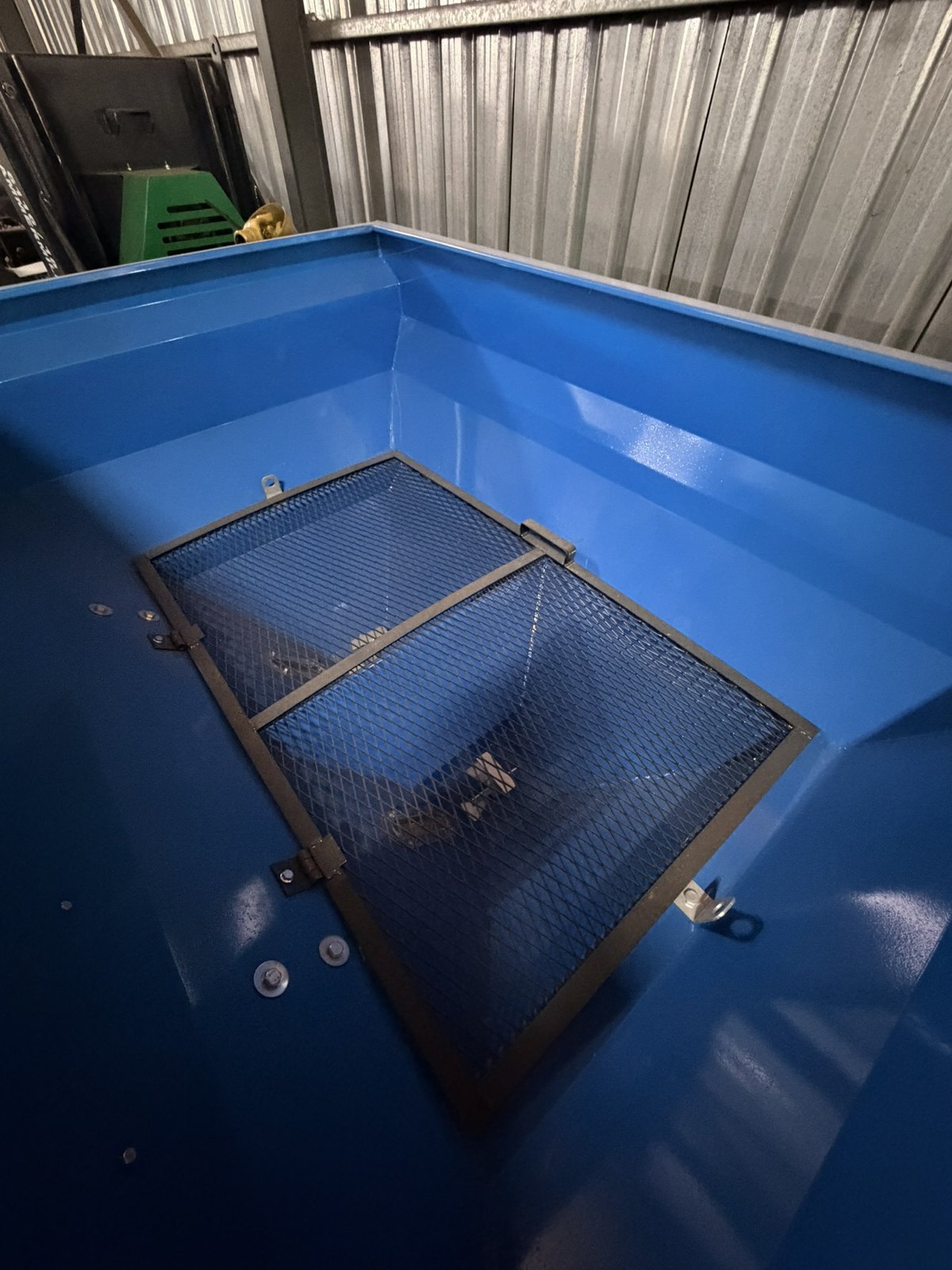 Fertiliser Spreaders, close view (frame 5)