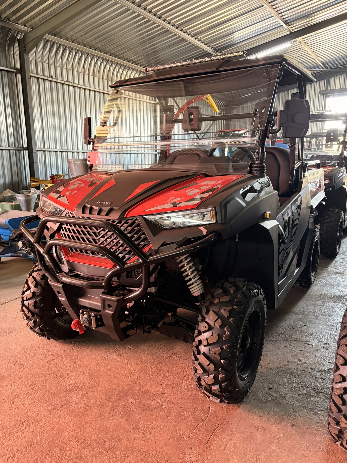 Giant 700 UTV Side-by-Side, three-quarter view