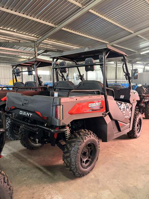 Giant 700 UTV Side-by-Side, three-quarter view (frame 5)