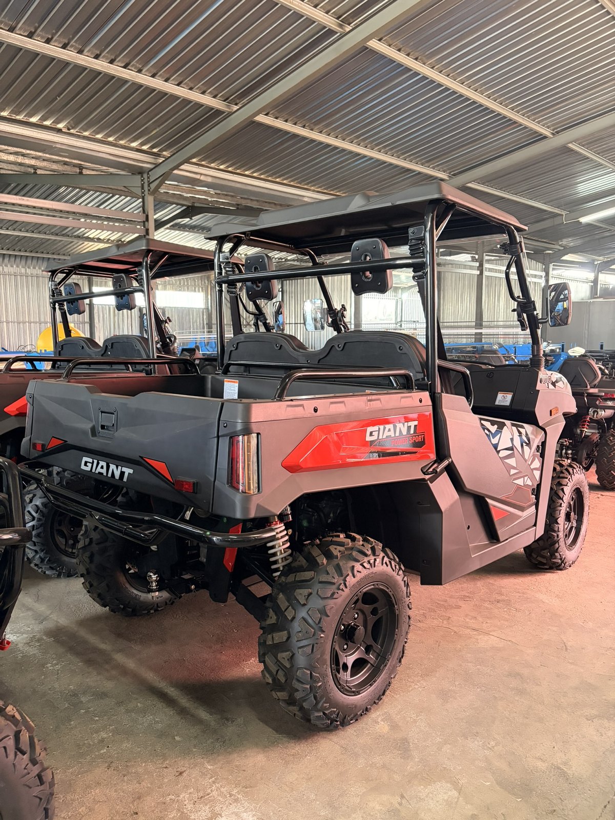 Giant 700 UTV Side-by-Side, three-quarter view (frame 5)