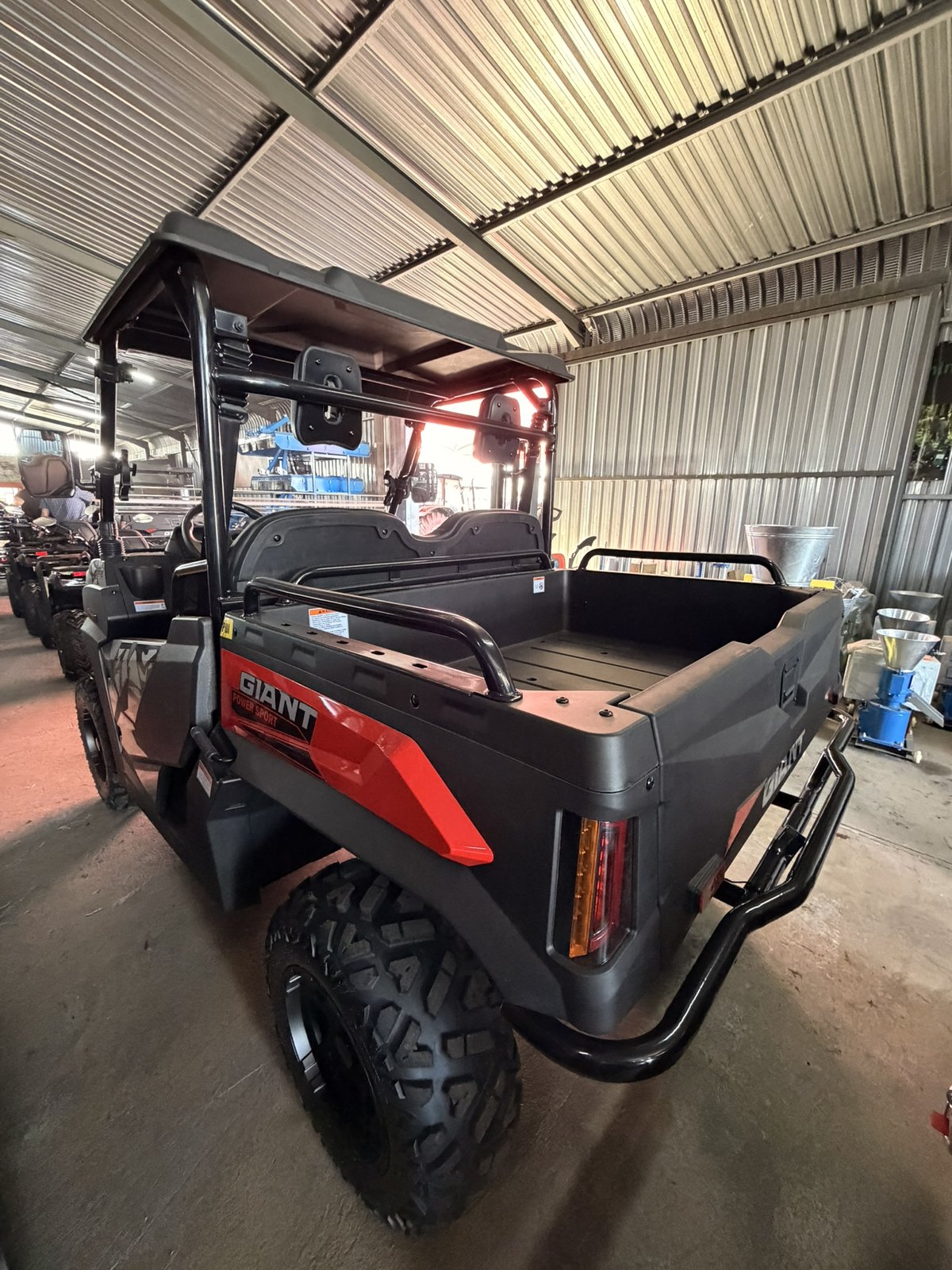Giant 700 UTV Side-by-Side, three-quarter view (frame 6)