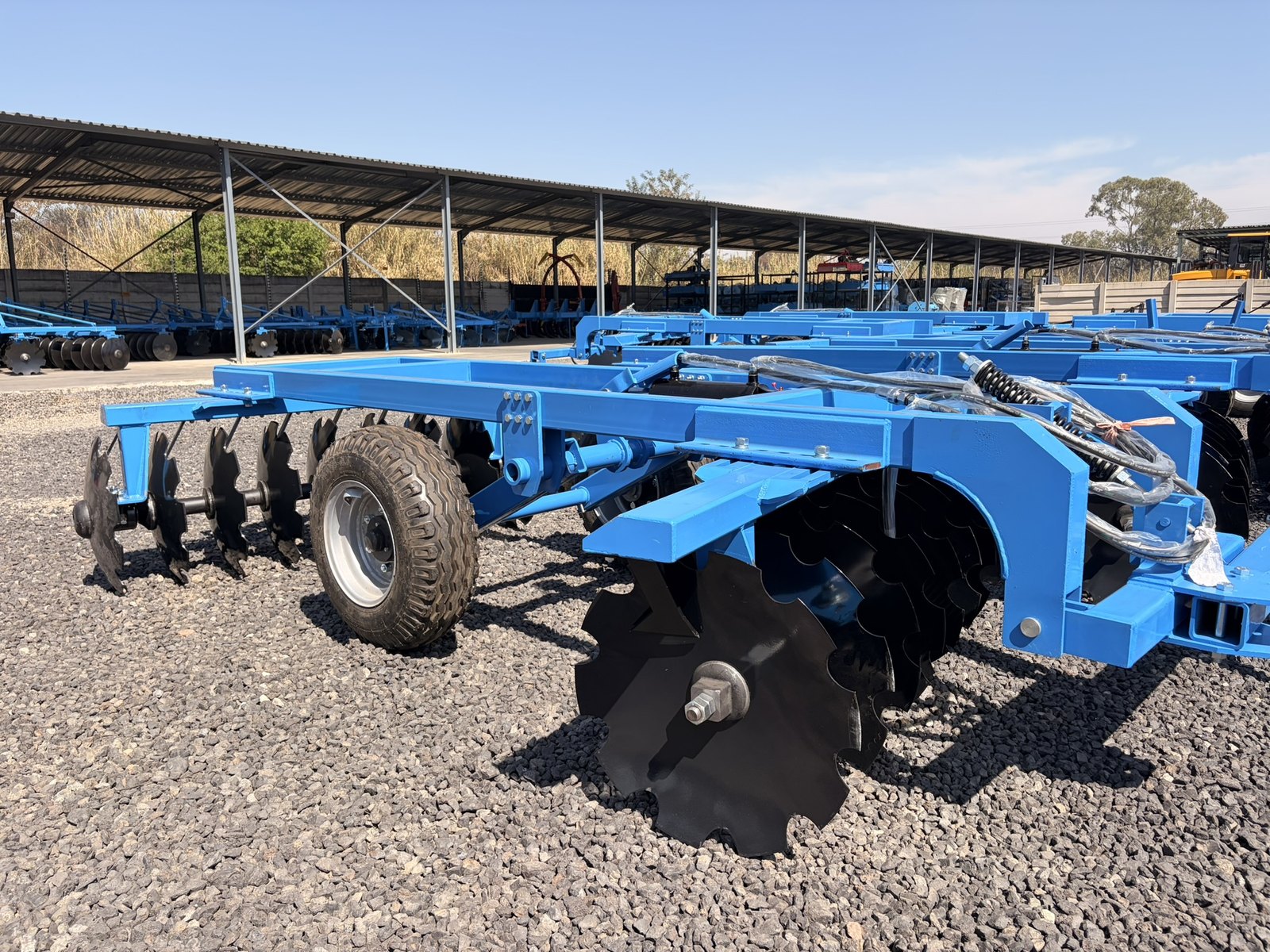 Hydraulic Disc Harrows, side view (frame 7)