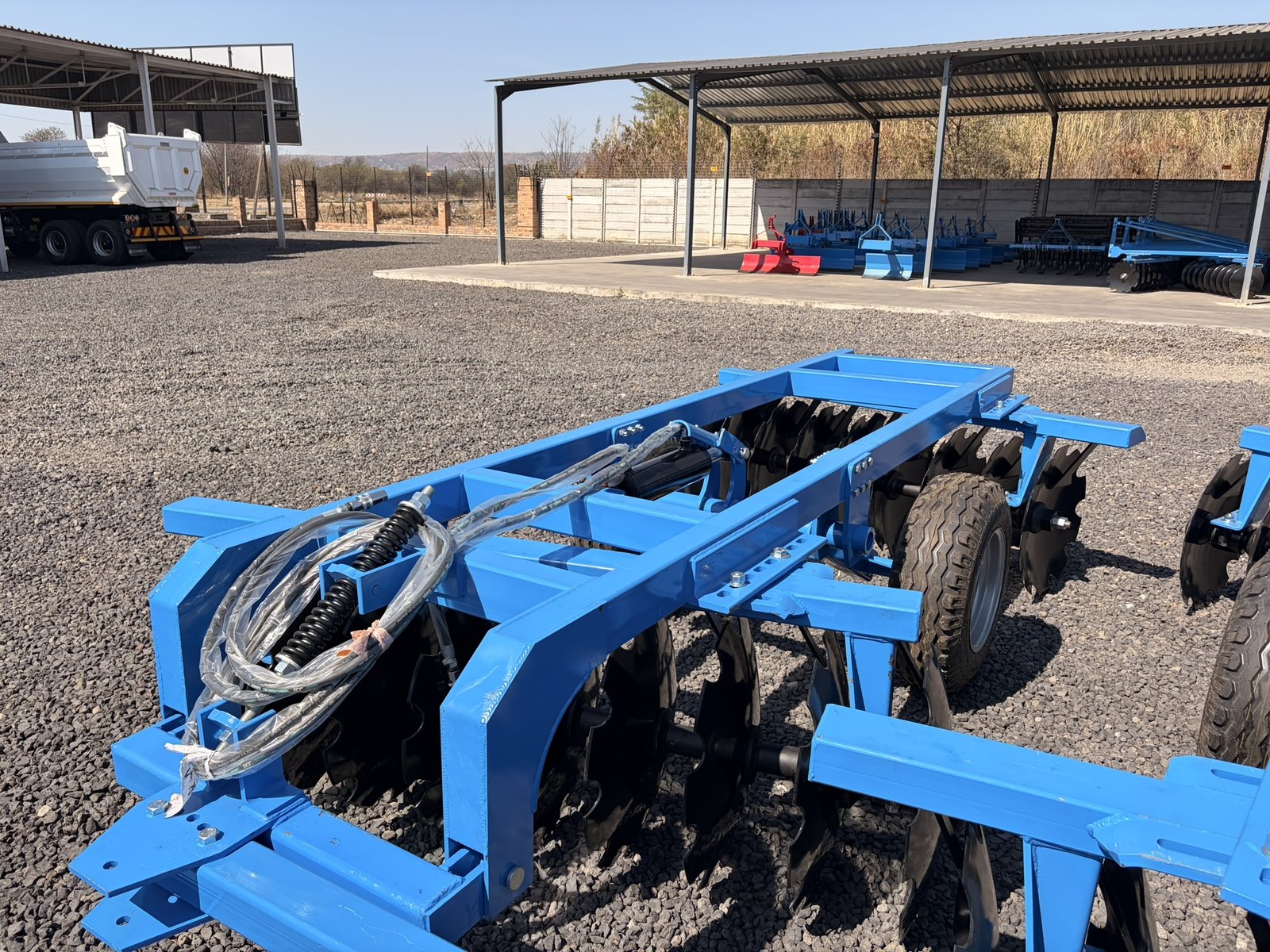 Hydraulic Disc Harrows, three-quarter view (frame 4)