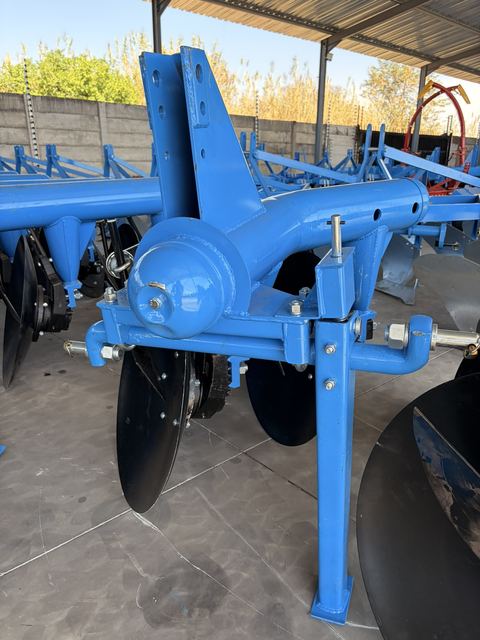 Disc Ploughs, close view (frame 7)
