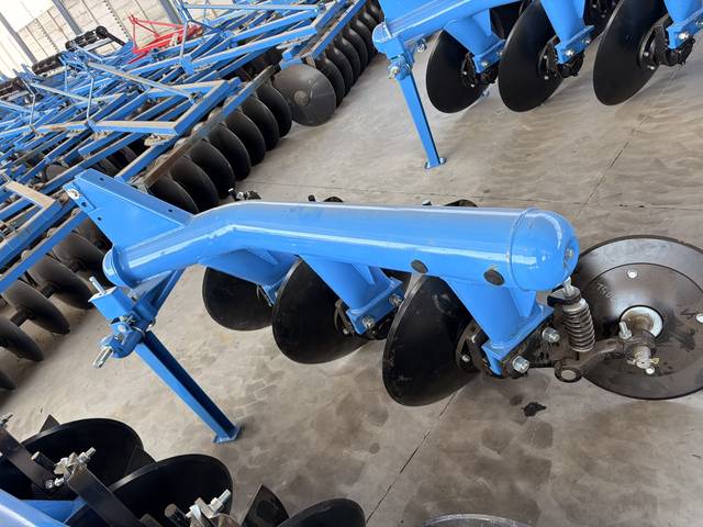 Disc Ploughs, side view (frame 3)