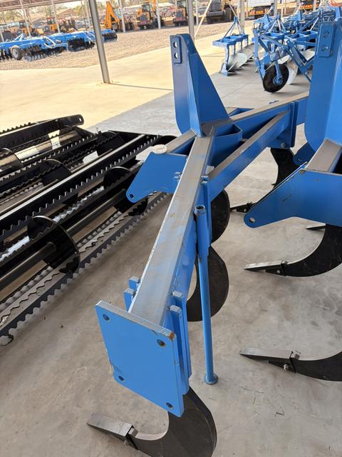 Rippers, close view, brand new stock (frame 6)