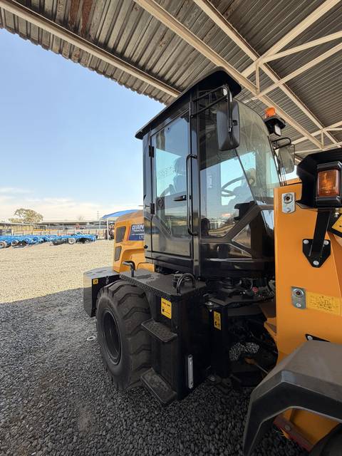 Giant Plus L936 Wheel Loader, three-quarter view (frame 3)