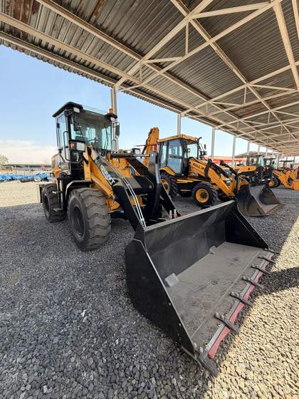 Giant Plus L936 Wheel Loader, front three-quarter view