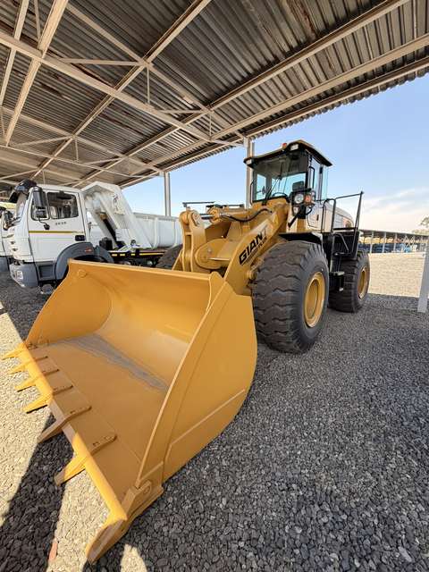 Giant Plus LA956 Wheel Loader, front three-quarter view
