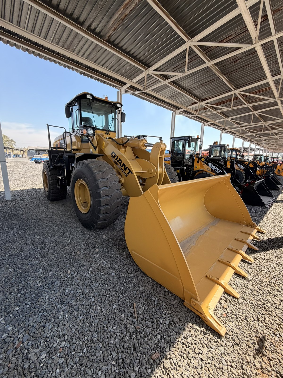 Giant Plus LA956 Wheel Loader, front three-quarter view (frame 3)