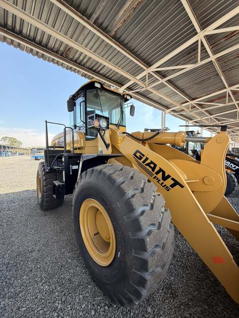 Giant Plus LA956 Wheel Loader, side view