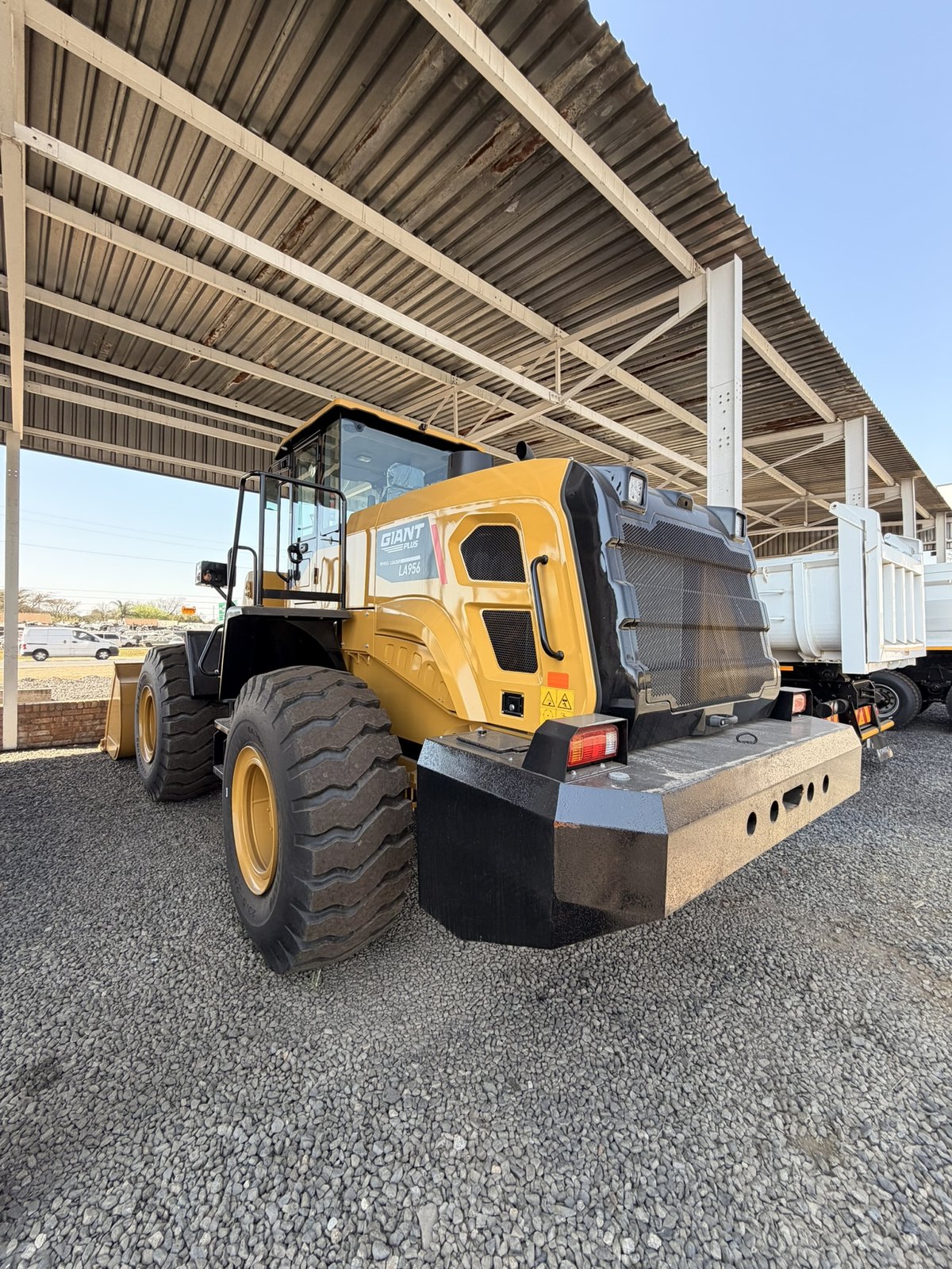 Giant Plus LA956 Wheel Loader, three-quarter view (frame 5)