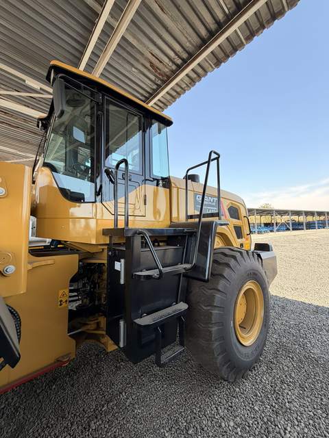 Giant Plus LA956 Wheel Loader, side view (frame 7)