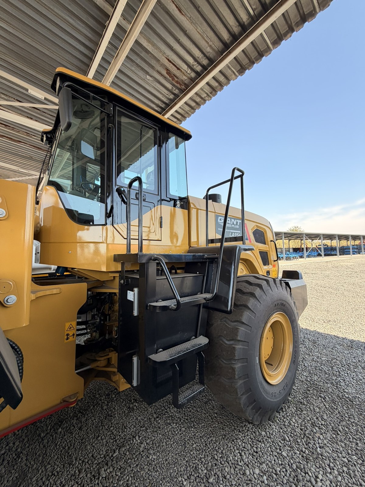 Giant Plus LA956 Wheel Loader, side view (frame 7)
