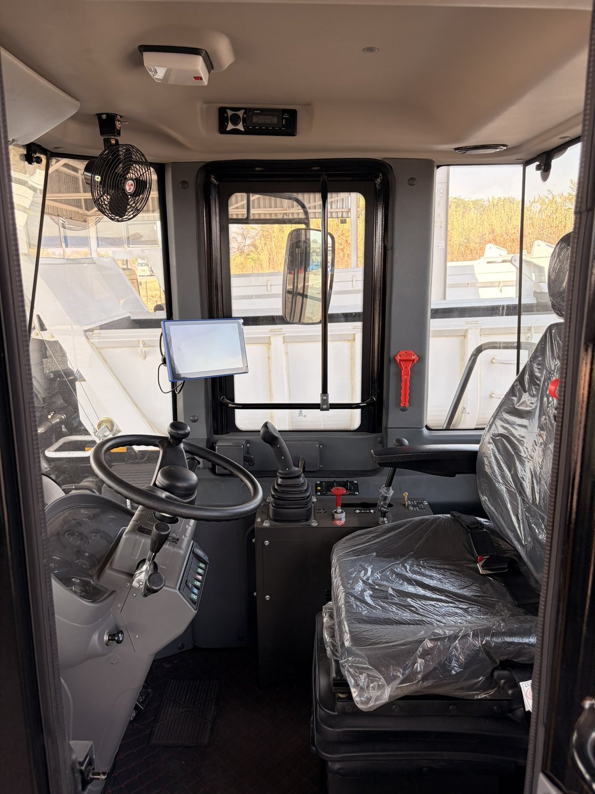 Giant Plus LA956 Wheel Loader, cab interior