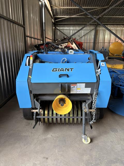 Mini Round Baler, front view
