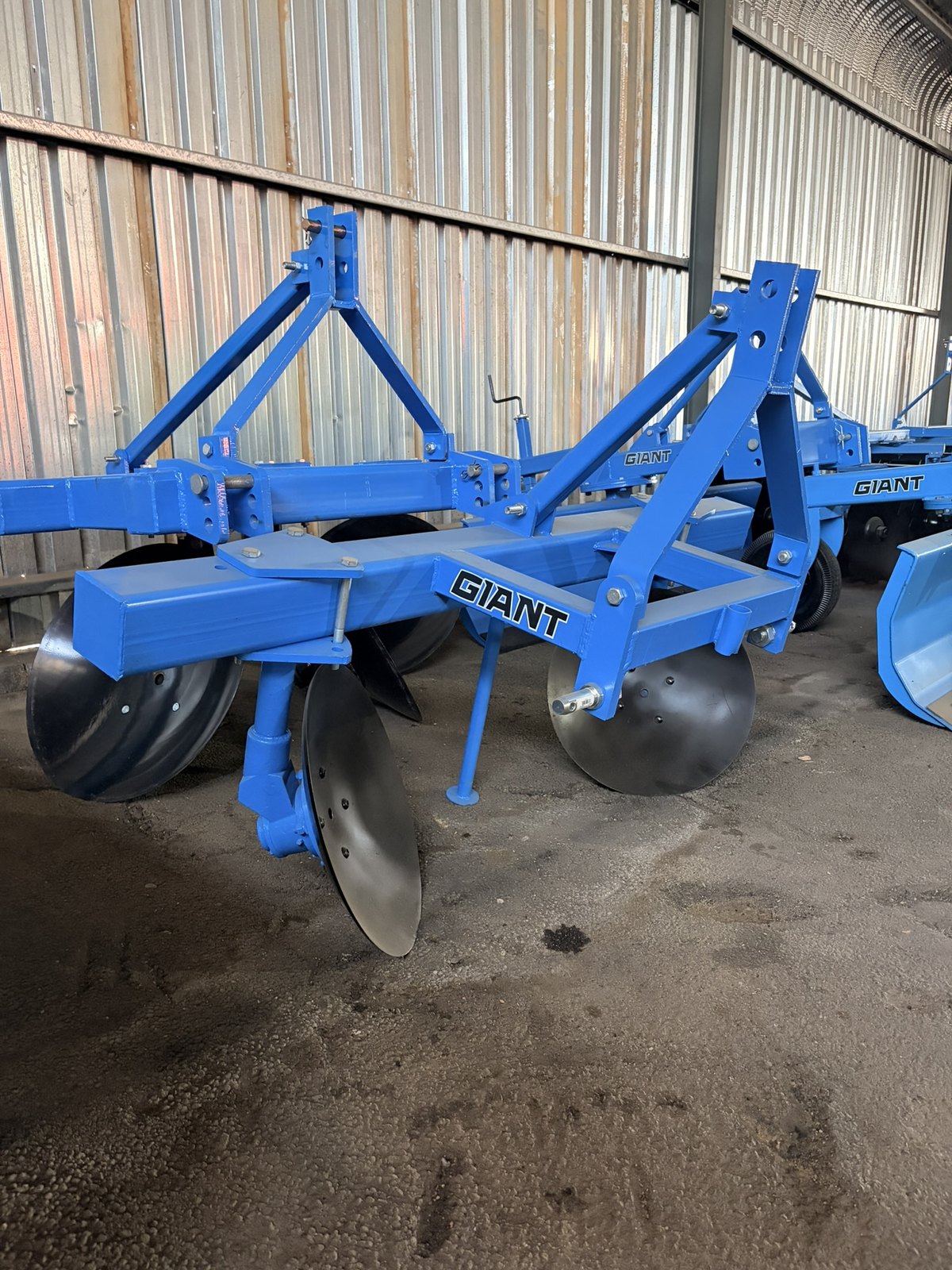 Disc Ridgers, three-quarter view (frame 3)