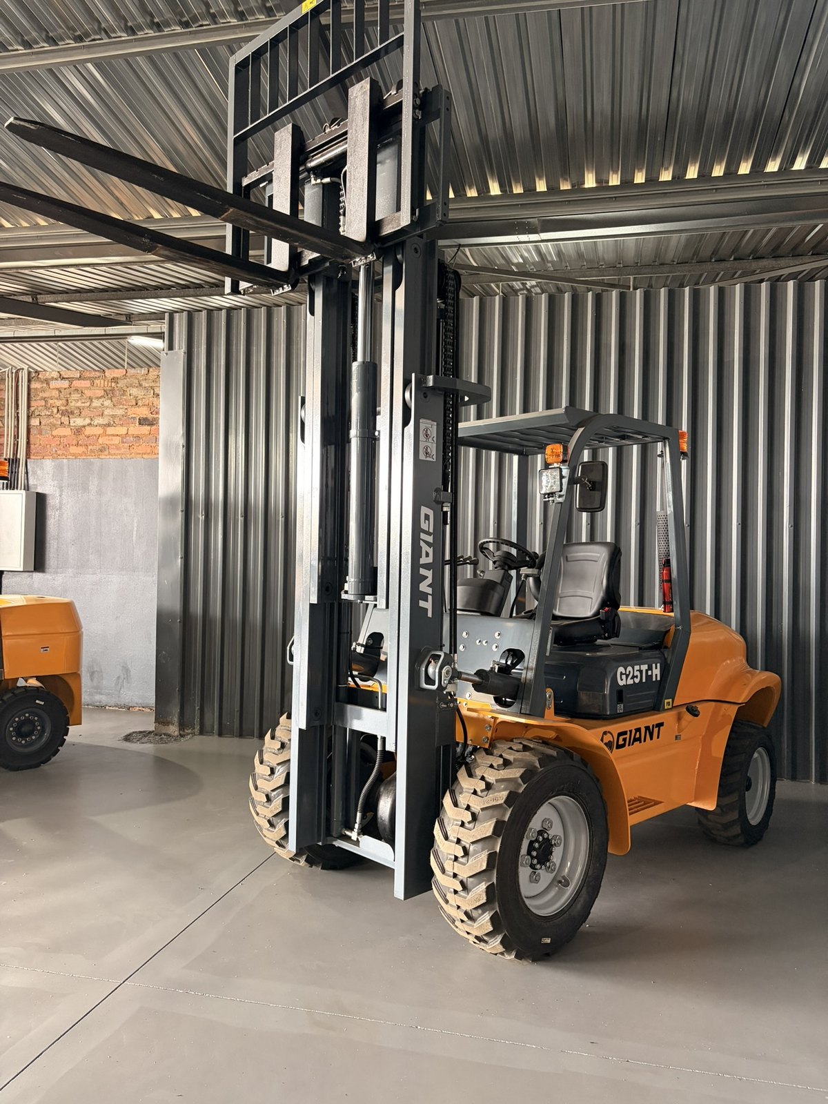 Forklift, 2,500 kg, 3 Stage, All Terrain, front three-quarter view