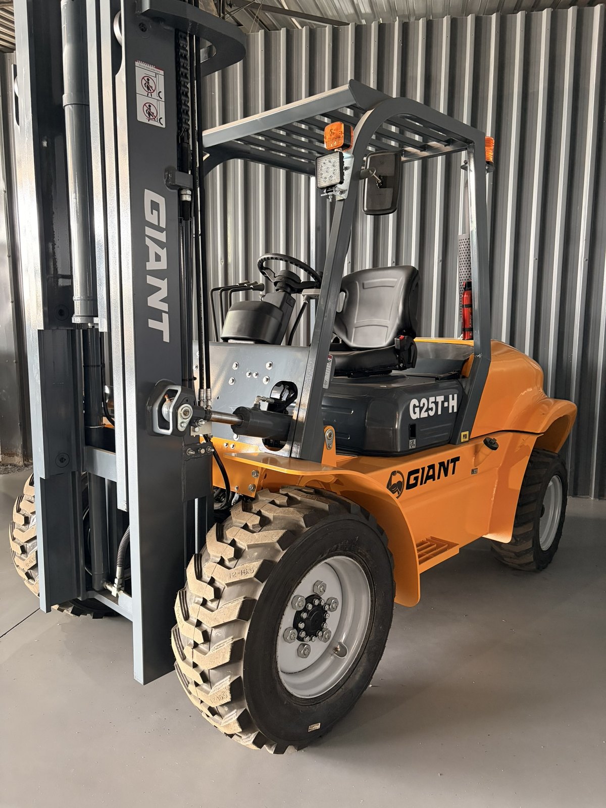 Forklift, 2,500 kg, 3 Stage, All Terrain, three-quarter view