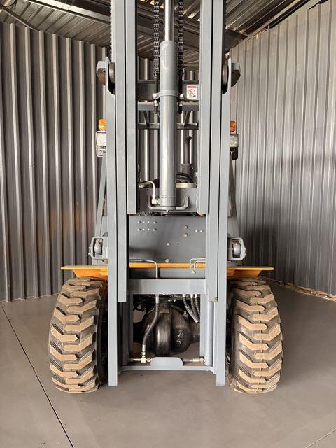 Forklift, 2,500 kg, 3 Stage, All Terrain, front view