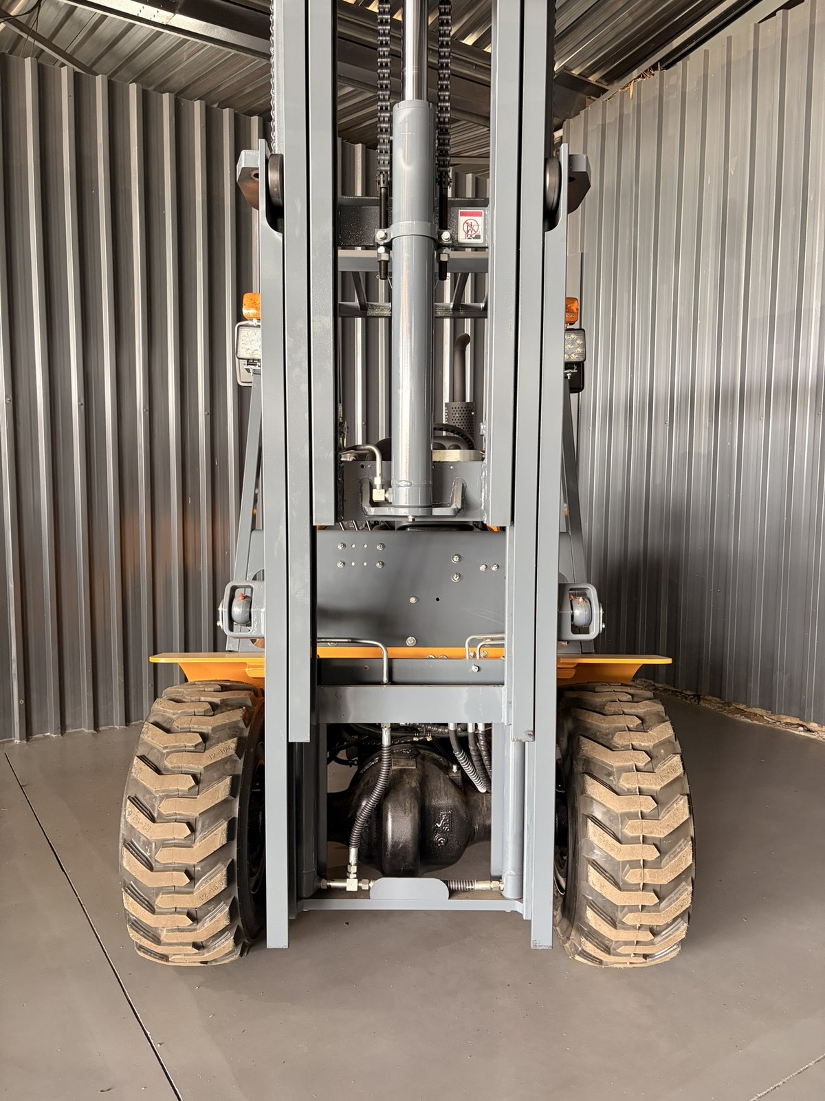 Forklift, 2,500 kg, 3 Stage, All Terrain, front view
