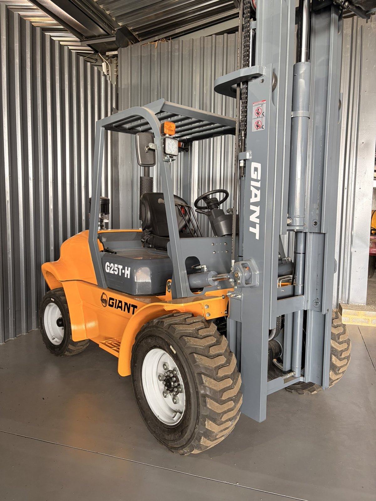 Forklift, 2,500 kg, 3 Stage, All Terrain, front three-quarter view (frame 3)