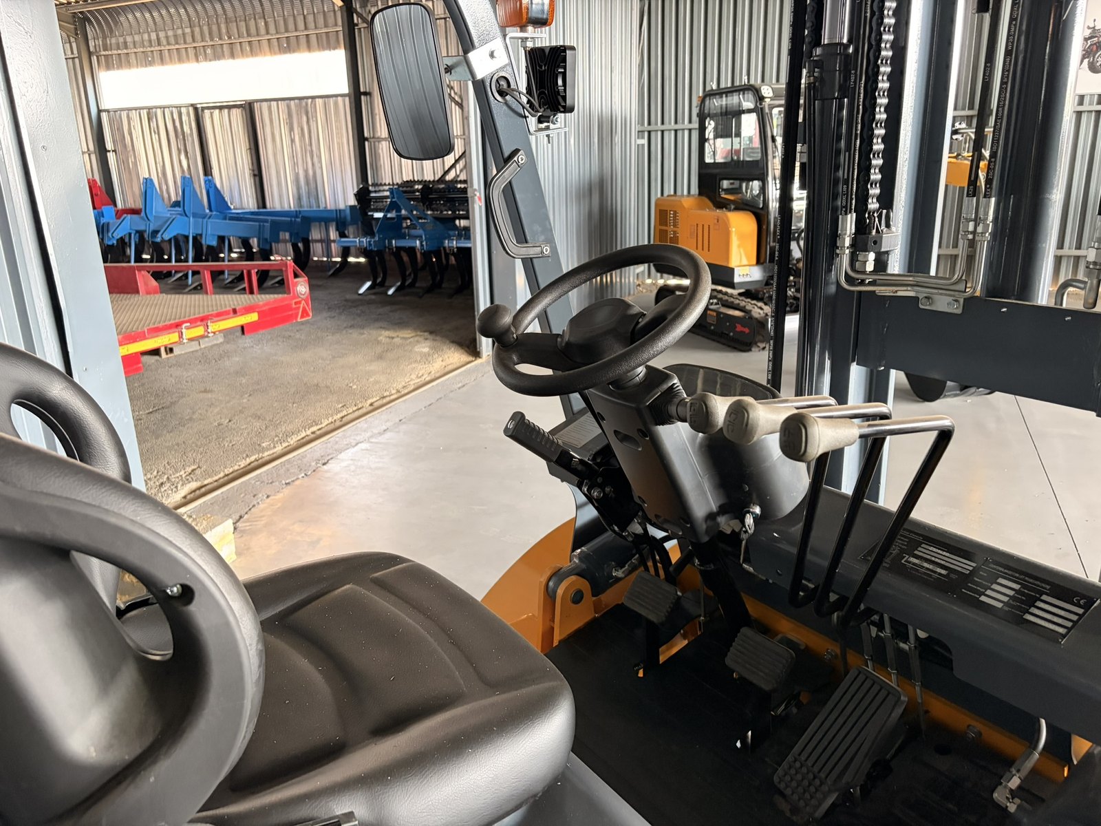 Forklift, 2,500 kg, 3 Stage, All Terrain, close view