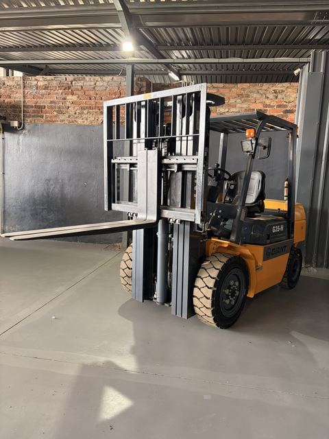 Forklift, 3,500 kg, 4.5 m, 3 Stage, photographed on the supplier's floor