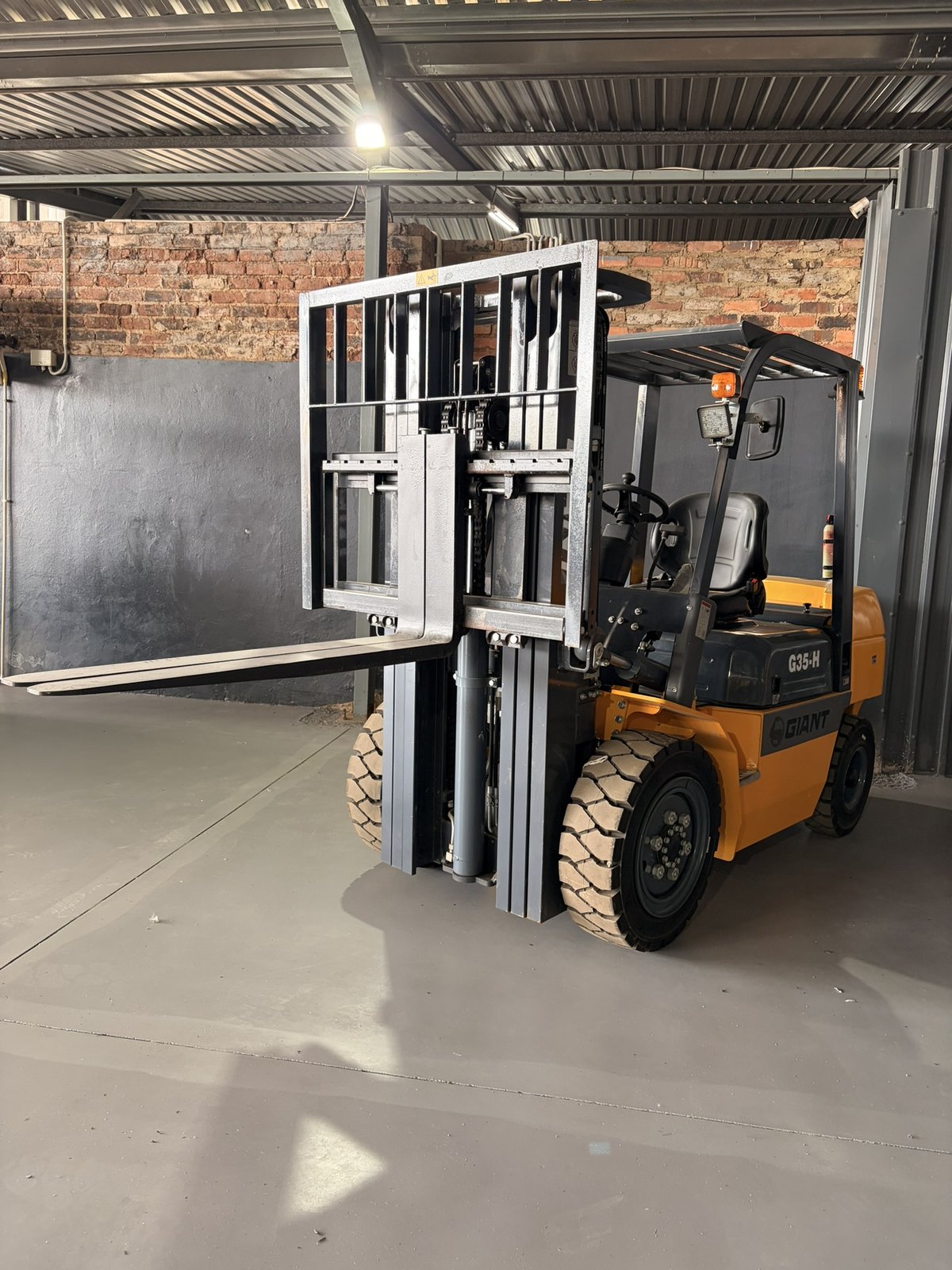 Forklift, 3,500 kg, 4.5 m, 3 Stage, photographed on the supplier's floor