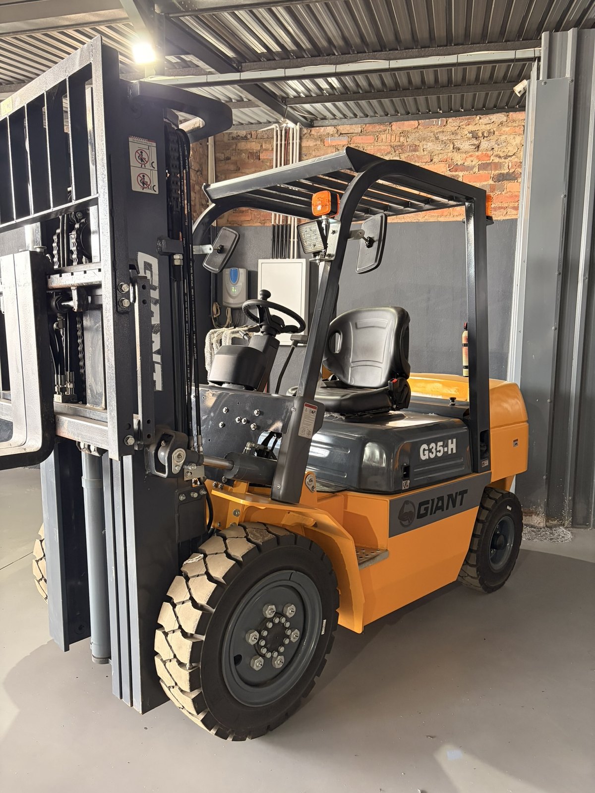 Forklift, 3,500 kg, 4.5 m, 3 Stage, front three-quarter view