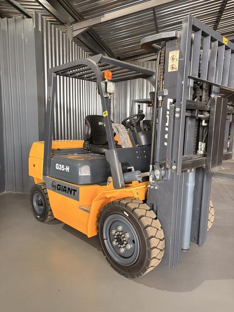 Forklift, 3,500 kg, 4.5 m, 3 Stage, three-quarter view