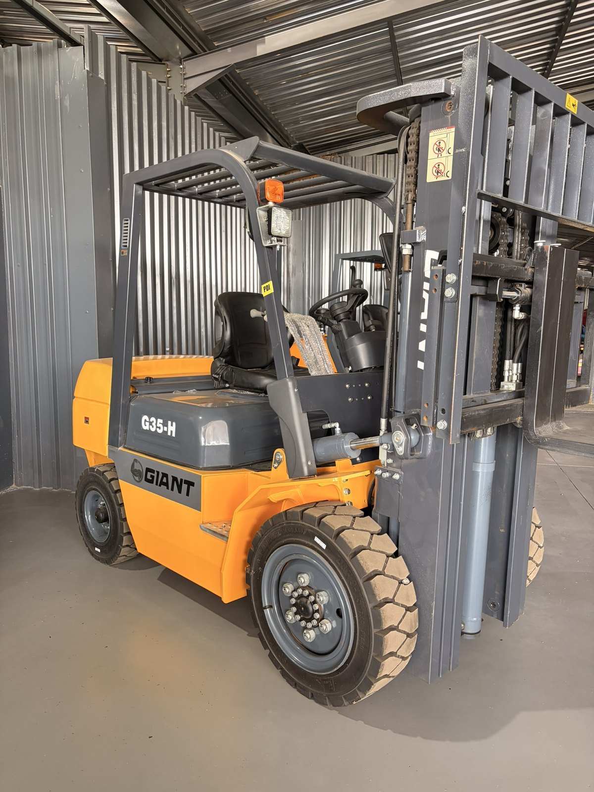 Forklift, 3,500 kg, 4.5 m, 3 Stage, three-quarter view