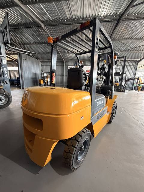Forklift, 3,500 kg, 4.5 m, 3 Stage, rear three-quarter view