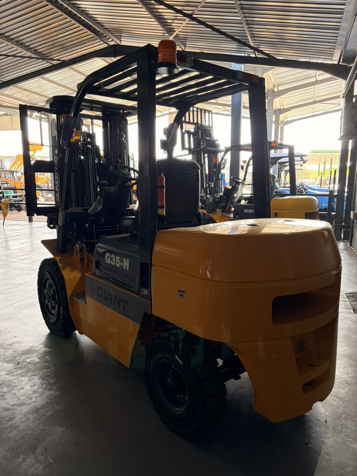 Forklift, 3,500 kg, 4.5 m, 3 Stage, rear view