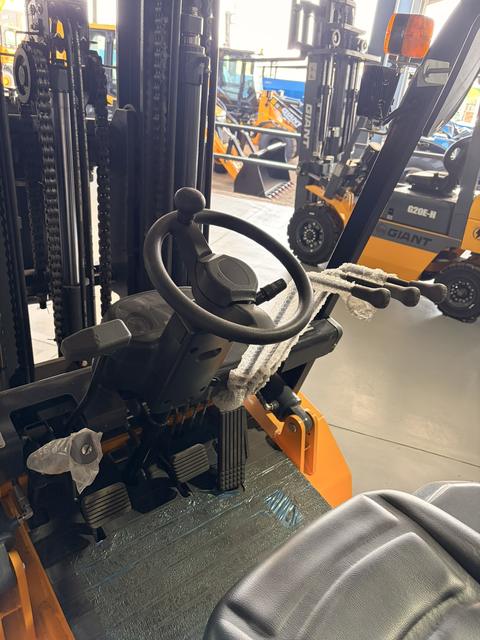 Forklift, 3,500 kg, 4.5 m, 3 Stage, close view