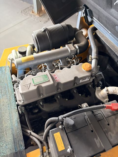 Forklift, 3,500 kg, 4.5 m, 3 Stage, close view (frame 7)