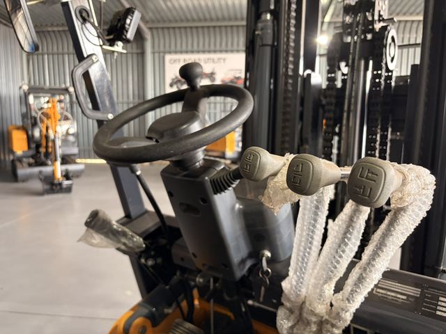 Forklift, 3,500 kg, 4.5 m, 3 Stage, close view (frame 8)