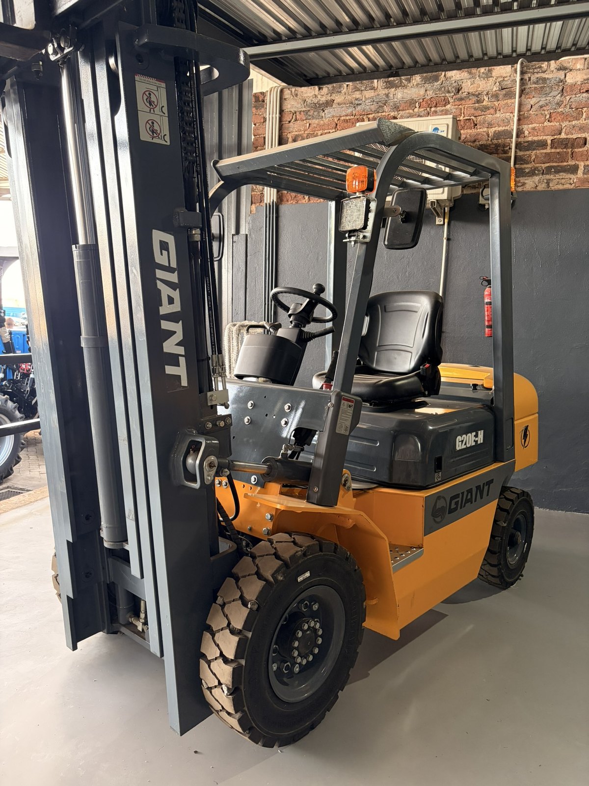 Electric Forklift, 4.5 m, 3 Stage, three-quarter view