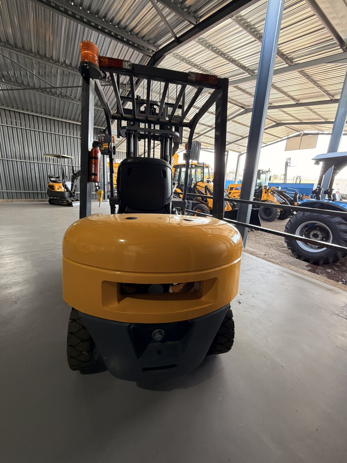 Electric Forklift, 4.5 m, 3 Stage, rear view