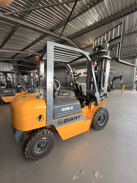 Electric Forklift, 4.5 m, 3 Stage, side view