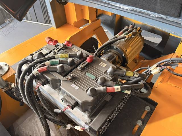 Electric Forklift, 4.5 m, 3 Stage, close view (frame 8)