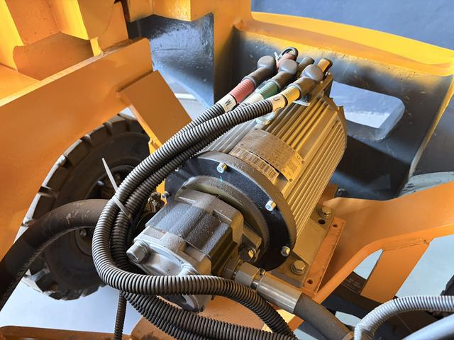Electric Forklift, 4.5 m, 3 Stage, close view (frame 9)