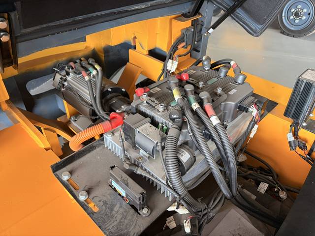 Electric Forklift, 4.5 m, 3 Stage, close view (frame 10)
