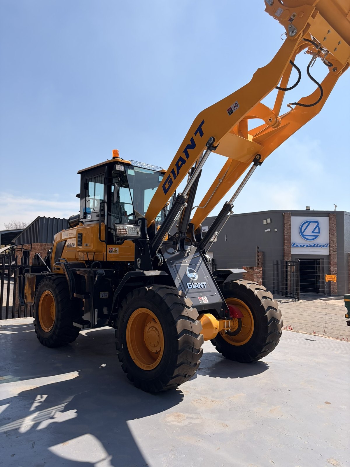 G949 Wheel Loader, 2.5 Ton, front three-quarter view (frame 2)