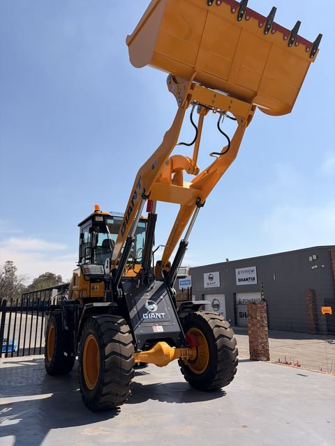 G949 Wheel Loader, 2.5 Ton, front three-quarter view (frame 4)