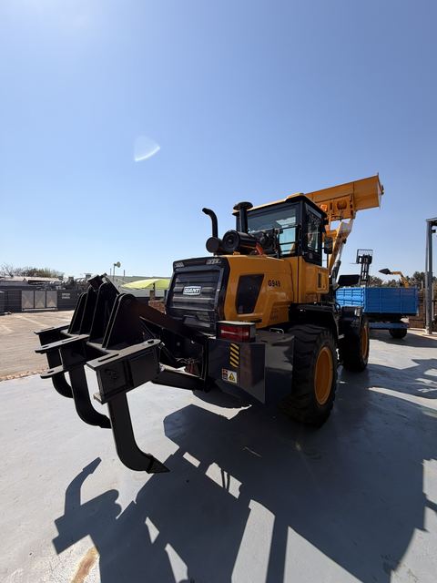 G949 Wheel Loader, 2.5 Ton, photographed on the supplier's floor (frame 8)