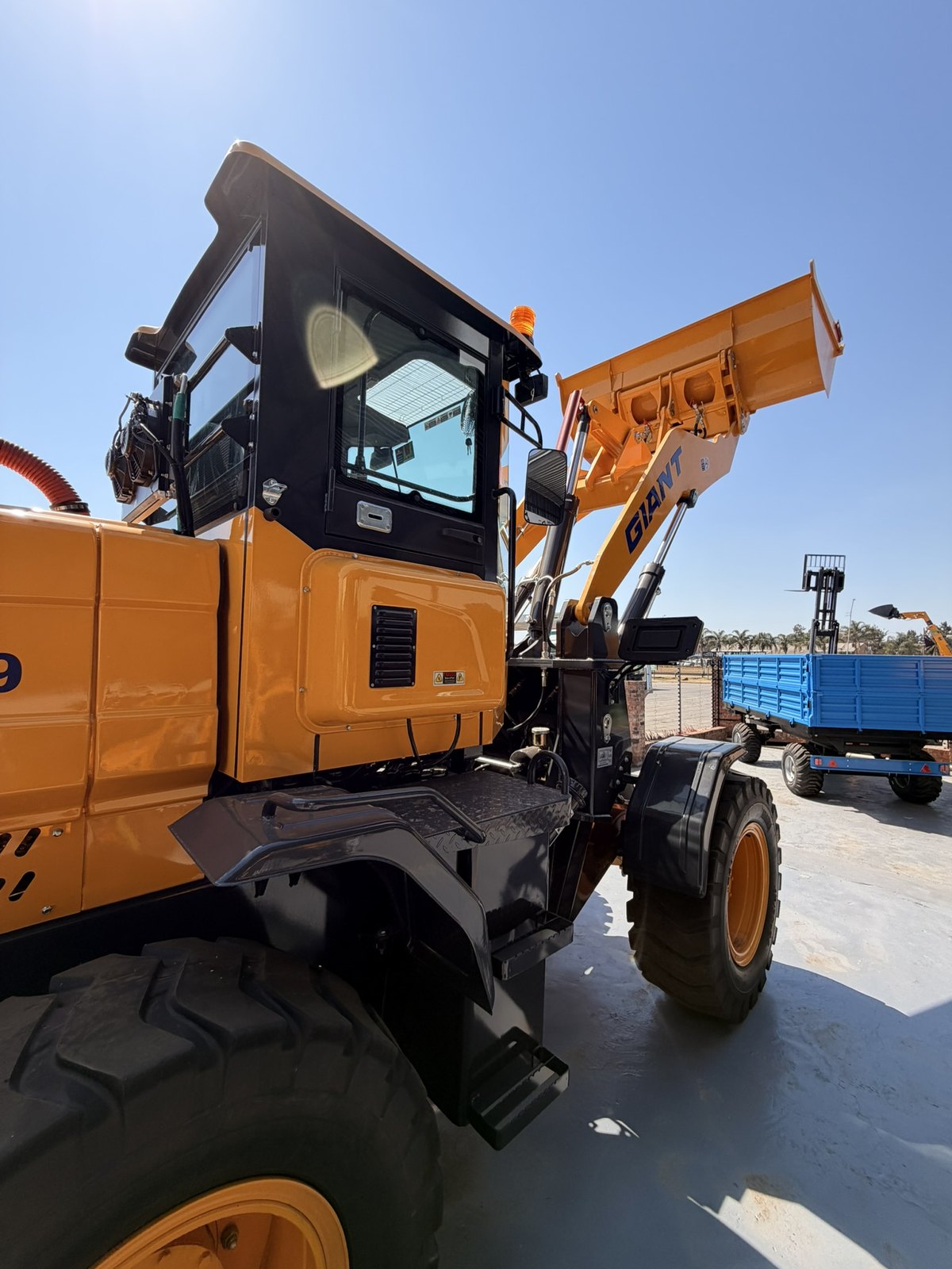 G949 Wheel Loader, 2.5 Ton, side view (frame 10)