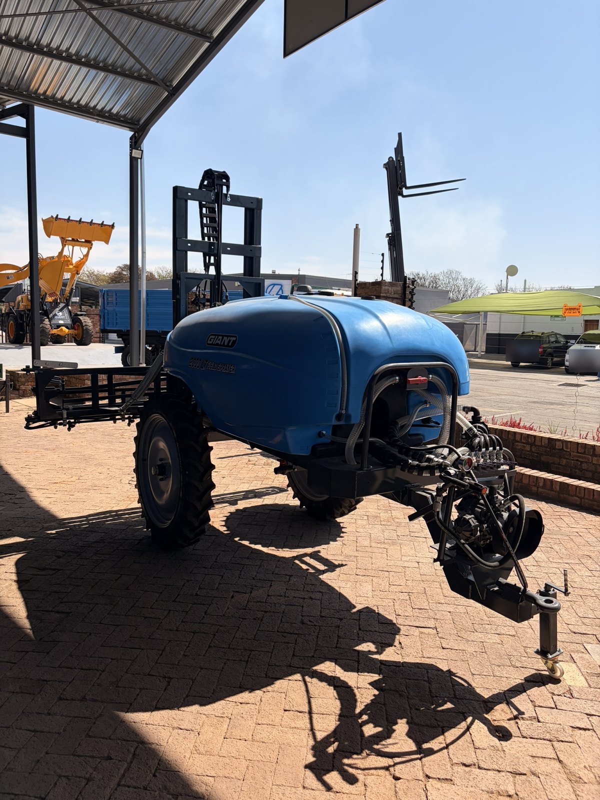 Boom Sprayer, 2000 L, 16 m Boom, Trailed, front three-quarter view (frame 3)